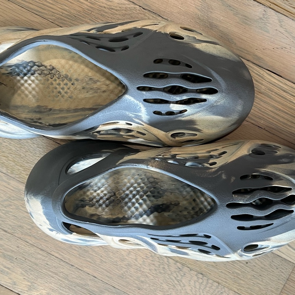 Yeezy - Picture 4 of 5